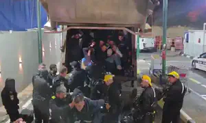 68 שב"חים נתפסו בתוך משאית זבל