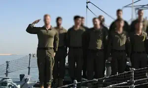 Soldiers honor the memory of the victims of the Holocaust