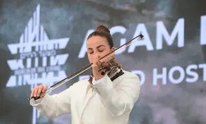 אגם ברגר מנגנת בטקס מצעד החיים בפולין