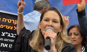 עו"ד אודליה קדמי זרקה את גלימת עורכי הדין