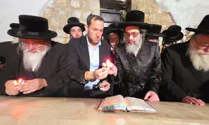 Vizhnitz scion visits Joseph's Tomb