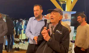 צפו: עזרא יכין שר "חיילים אלמונים" בחווה