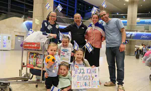 Dozens of new olim from North America