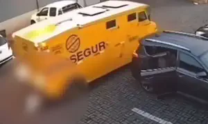 המשאית נוסעת לאחור ודורסת שתי נשים