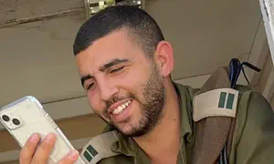 האחות השכולה הפכה לקשרית המפקד של אחיה