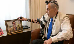 Нетаньяху возложил тфилин в память о погибшем солдате