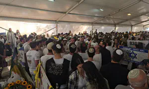 תלמידיו של הרב אבי גולדברג ז"ל סביב קברו