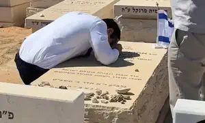 השר וסרלאוף התייפח על קבר רבו הי"ד