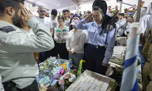 מרים דיקשטיין הצדיעה על קבר בעלה הי"ד