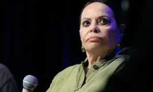 גילה אלמגור מתערבת בבחירות לרב העיר