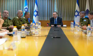 שר הביטחון מאיים על איראן