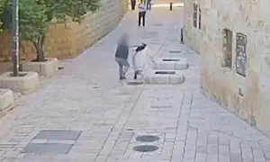 מסתער בריצה ומטיח את הנזירה בעוצמה לקרקע