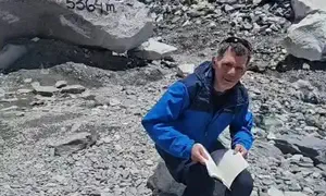 Watch: Talmudic tractate completed on Mt. Everest