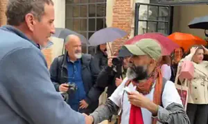 «Я не хочу пожимать своей рукой твою руку!»
