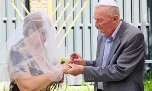 Following ceasefire, mass Jewish wedding held in Kyiv