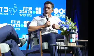 הקהל הגיב בצעקות, נשיא האוניברסיטה התערב