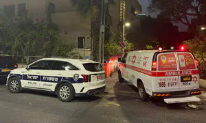 Врач и блогер ранен ножом в своем доме в Тель-Авиве