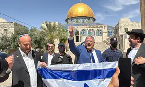 شاهد: بن غفير يرفع علم إسرائيل في جبل الهيكل