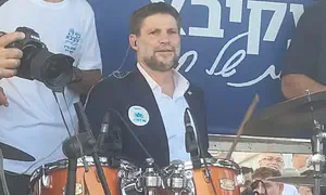 סמוטריץ' הפתיע את החוגגים ותופף על הבמה