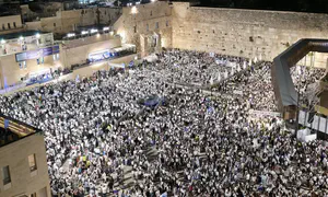 רבבות חגגו בכותל המערבי ובריקוד הדגלים