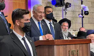 Netanyahu hints at next move, drawing applause
