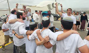 הרב איגרא הכניס ספר תורה למעוז צור