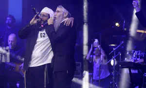 אלפים במופע של אברהם פריד ליד מערת המכפלה