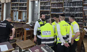 גבר כבן 50 נרצח לעיני בנו בבית כנסת