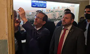Herzog affixes mezuzah to new visitors center honoring rabbi