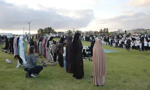 Gender-segregated Muslim prayer in Tel Aviv