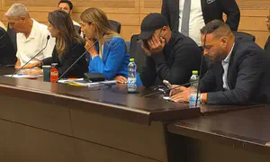 לוחם מכוח מאה פרץ בבכי בכנסת
