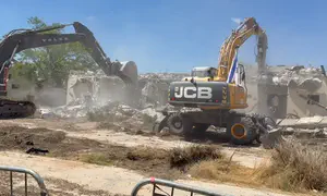 "מזמור לתודה" מול הבית השרוף בבארי