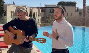 שלום למר שר, אבנר שאקי ליווה בגיטרה