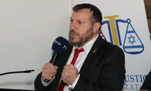 הדיפ-סטייט מנסה לפגוע בכל מי שלא דומה לו