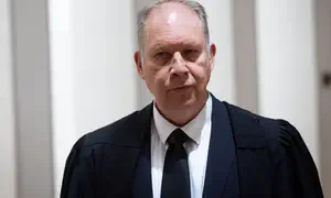 בומבך בבג"ץ: לא לממן עיתון שרודף חיילים