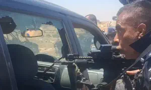 להשעות שוטר שתועד מאיים על מתיישבים בנשק