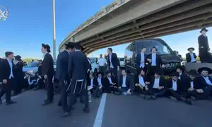 מפגינים חרדים חוסמים כבישים מרכזיים