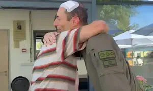 החיבוק בין המח"ט והסמג"ד שנפצעו בקרב