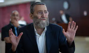 גפני האשים באנטישמיות; האופוזיציה זעמה