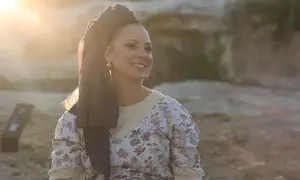 מהמקווה לאולפן: השיר החדש של רות נודלמן