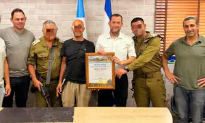 תעודת הוקרה לרבש"ץ סלעית שעמד מול המחבל