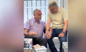החיבוק המצמרר בין שתי המשפחות