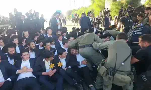 Харедим перекрыли автомагистрали и железнодорожную линию