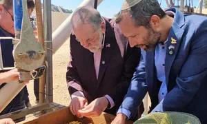 השגריר חיפש ממצאים מול המשכן