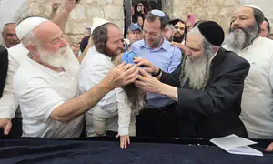 חלאקה לאחיין של הלל ויגל יניב בקבר יוסף