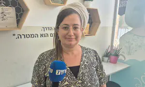 האישה שמסייעת לנערי החוות להשלים בגרות