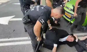 זורקים רימוני עשן, מכים מפגינים עם אלות