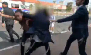 תיעוד: מפגין חרדי תקף שוטרת וניסה להימלט