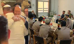 הרב שחיזק חיילים - והשר שפצח בריקוד