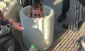 המשחק הסתבך: ילד נלכד בפח בטון